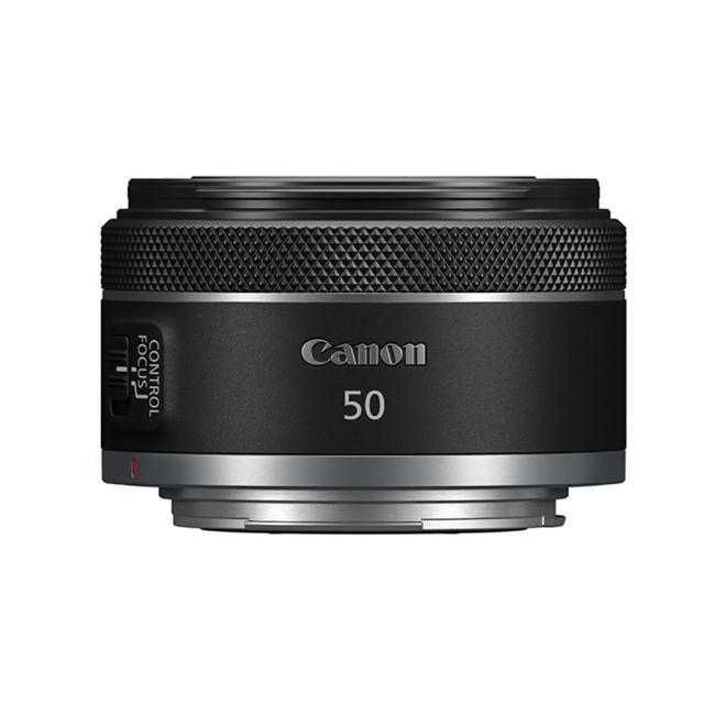 Canon 佳能 RF 50mm f/1.8 STM 標準定焦鏡頭，專為 RF 接環無反相機設計。50mm 焦距提供 46° 視角，f/1.8 大光圈創造絕美背景虛化效果。採用 5 組 6 片鏡片結構與 7 片光圈葉片，影像銳利細膩。齒輪型 STM 步進馬達確保快速安靜對焦，放大倍率 0.25x 適合近拍。輕巧設計，直徑 69.2mm x 長度 40.5mm，重量僅 160g，配 43mm 濾鏡尺寸。公司貨保固 12 個月，完美適用於人像、街拍與日常攝影。
