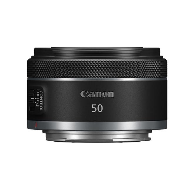 Canon 佳能 RF 50mm f/1.8 STM 標準定焦鏡頭，專為 RF 接環無反相機設計。50mm 焦距提供 46° 視角，f/1.8 大光圈創造絕美背景虛化效果。採用 5 組 6 片鏡片結構與 7 片光圈葉片，影像銳利細膩。齒輪型 STM 步進馬達確保快速安靜對焦，放大倍率 0.25x 適合近拍。輕巧設計，直徑 69.2mm x 長度 40.5mm，重量僅 160g，配 43mm 濾鏡尺寸。公司貨保固 12 個月，完美適用於人像、街拍與日常攝影。