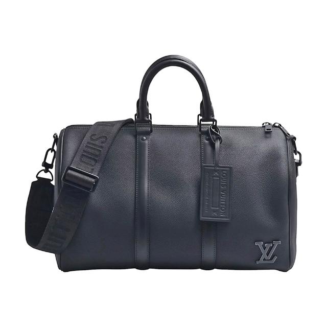 LV 路易威登 M57088 Keepall Bandouliere 40 系列黑色素面皮革手提肩揹包，經典設計搭配數字英文字母圖案，展現歐系精品風格。適合日常出勤與休閒場合，輕便實用且時尚百搭，是追求品質與風格的必備配件。