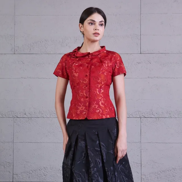 【NADIA LIN 林臣英】緹花折領滿版花短上衣(上衣)