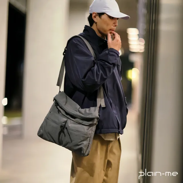 【plain-me】特惠！男女包 防潑水輕量側背包 PLN3052-251(防水包 大容量 斜背包 電腦包 筆電包 公事包)