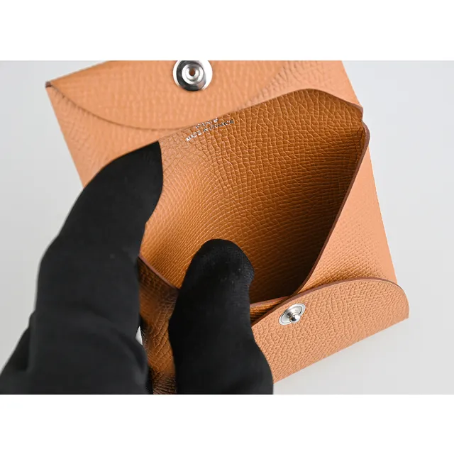 【Hermes 愛馬仕】HERMES Bastia 內裡烙印LOGO粒面小牛皮壓釦方形零錢包(焦糖棕)