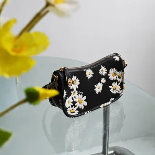 【COACH】Swinger 品牌吊飾花卉皮革壓紋手提包單肩包(黑)