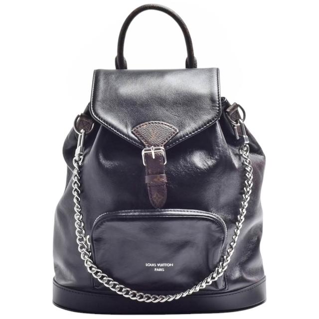 LV路易威登M12587經典Montsouris Vibe系列後揹包，採用亮面小羊皮材質，黑色經典色調搭配數字與英文字母圖案，展現歐系精品風格。適合女性、男性及中性族群，是時尚與實用兼具的揹包選擇。