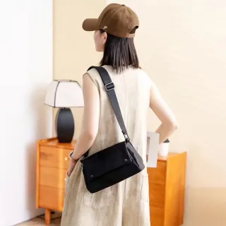 【LouiseC.】Tree House 輕盈尼龍雙包釦掀蓋斜背防水包-黑色(YS6860-05)