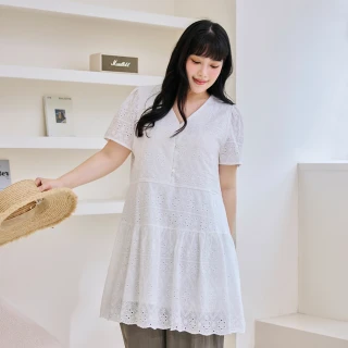 【OB 嚴選】雲朵自訂款雕花V領半開襟泡泡袖洋裝 《DA10530》