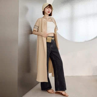 【OB 嚴選】素色刺繡打褶圓領排釦長洋裝 《DA10584》