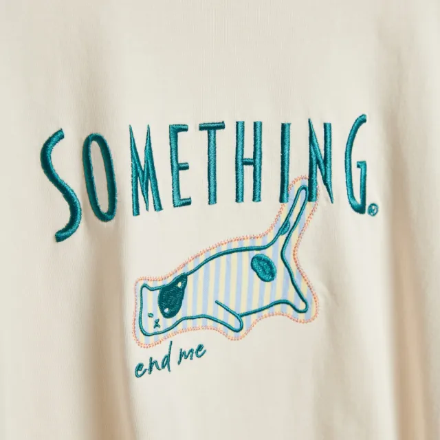【SOMETHING】女裝 貼布刺繡貓咪寬版短袖T恤(淺卡其)