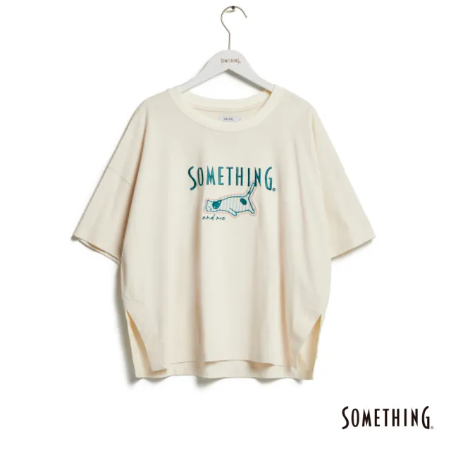 【SOMETHING】女裝 貼布刺繡貓咪寬版短袖T恤(淺卡其)