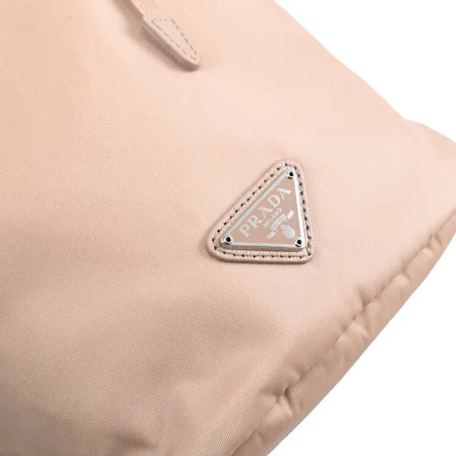 【PRADA 普拉達】經典三角LOGO尼龍束口小水桶包/萬用包(裸膚色)