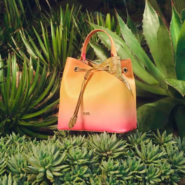  Alviero Martini 水桶肩揹包，採用優質牛皮與合成皮外層，內裡尼龍材質，輕巧耐用。尺寸長20cm、寬12cm、高23cm，提把高度10cm，背帶長60cm可調節，適合日常出門。黃色與咖啡色選擇，釦式開口設計，內有2個袋數，底部設底珠支撐。全新原廠公司貨，附原廠防塵袋，專為女性設計，不適用A4檔案。義大利風格時尚水桶包，提升您的配件魅力。 