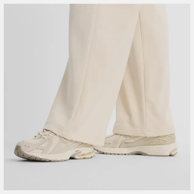 【NEW BALANCE】NB 寬版棉質長褲 長褲 休閒 運動  女 杏色(WP51503LIN-F)