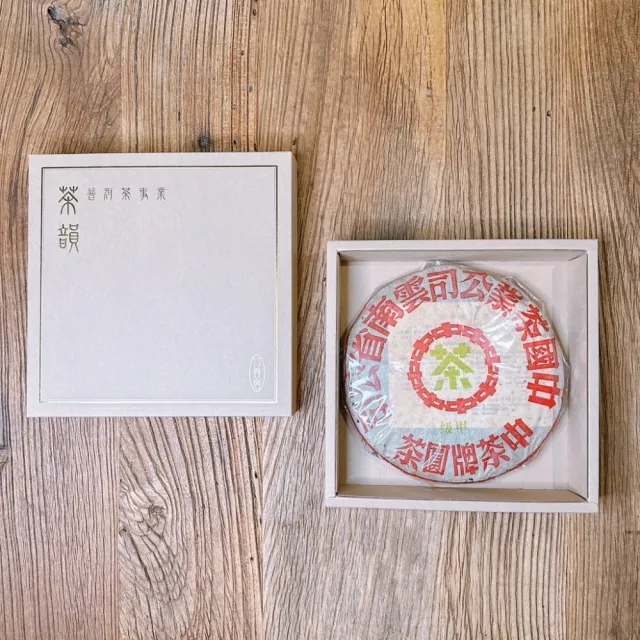 【茶韻】普洱茶2003年中茶八中綠印甲級7542-301青餅 357g/餅 茶葉禮盒(生茶/附收藏盒)