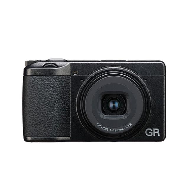 Ricoh 理光 GR III 是一款頂級 APS-C 感測器數位相機,搭載約 2400 萬有效畫素,提供專業級影像品質。配備 3.0 吋可觸控式 TFT 螢幕、無觀景窗設計,28mm f/2.8 定焦鏡頭具備 3~7 倍光學變焦效能。機身尺寸僅 109.4 x 61.9 x 33.2 mm,重 257g,內建鋰電池與 USB 充電,支援 SD 儲存媒介。適合街拍與日常攝影,平行輸入來源,享 12 個月保固,BSMI 許可字號 D33B24。 Ricoh 理光 GR III APS-C 數位相機 2400萬畫素 28mm 定焦鏡頭 輕巧便攜高畫質街拍神器