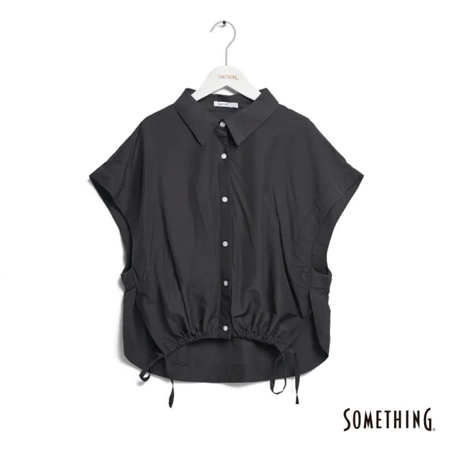 【SOMETHING】女裝 前短後長抽繩短袖襯衫(黑色)