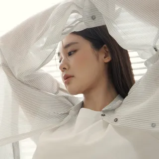 【M：MINb】細條紋質感百搭襯衫(淺灰/中大尺碼女裝/上衣/大尺碼通勤穿搭/上班穿搭/通勤穿搭)