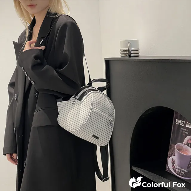 【Colorful Fox】簡約精緻條紋休閒貝殼雙肩包 後背包(黑／灰／棕／墨綠／卡其／白／深藍)