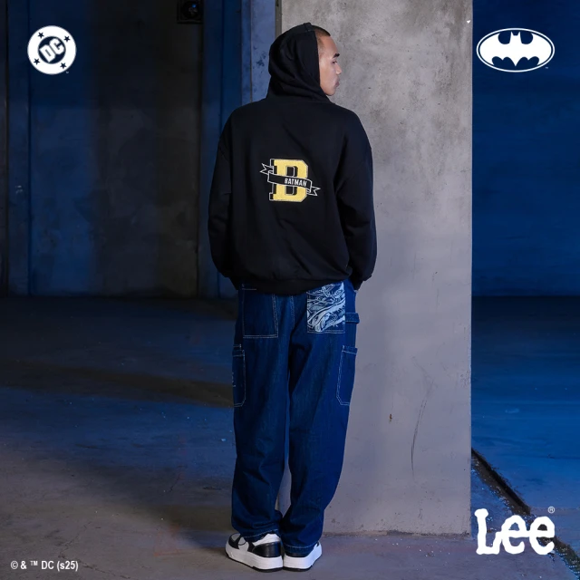 【Batman x Lee】男裝 牛仔褲｜蝙蝠俠 工裝褲 後口袋印花｜季節性版型｜深藍洗水(LB517119898)