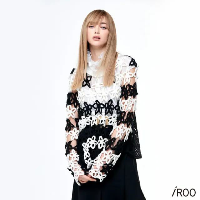 【iROO】配色手勾花卉針織上衣