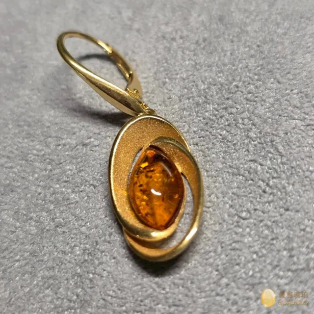 【優雅琥珀】來自波蘭 馬眼型干邑色琥珀 鍍金耳環(立體設計 925銀鍍金與磨砂雙料設計)