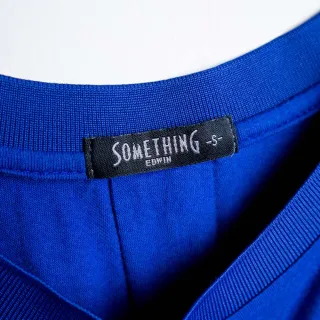【SOMETHING】女裝 耀眼標語寬鬆背心T恤(藍色)