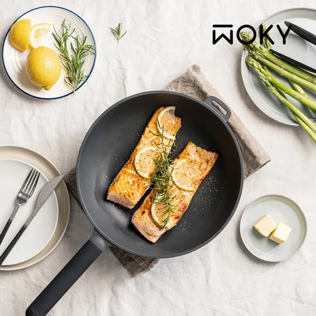 【WOKY 沃廚】恰恰鍋 平煎鍋28cm-全配(含鍋蓋+集水鍋架+鍋刷；台灣製無塗層不沾鍋)
