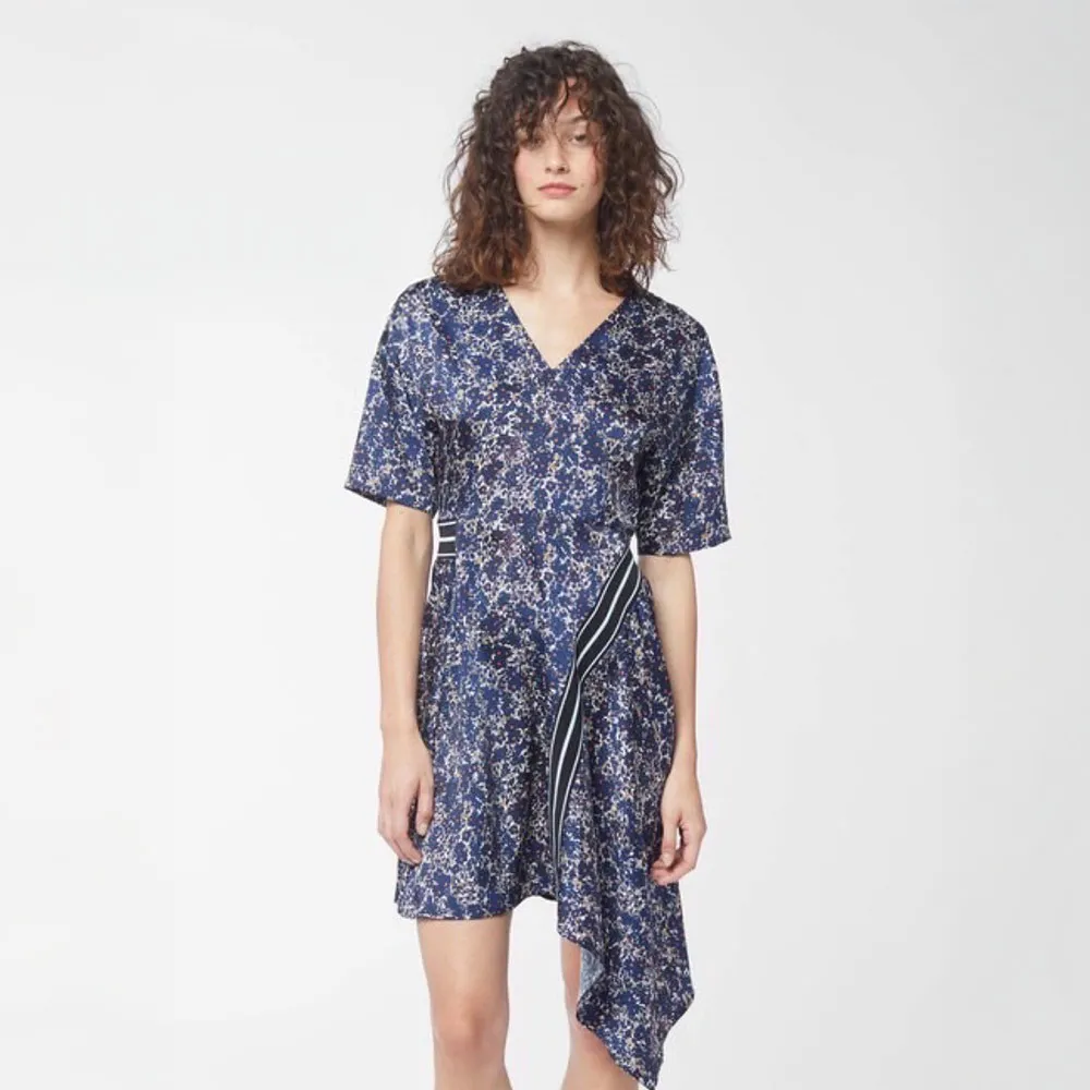 【ICHE 衣哲】Cop.Copine 法國原裝進口緞面印花不對稱拼接洋裝