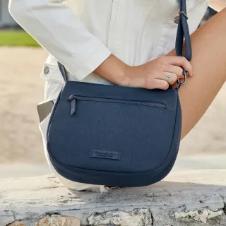 【Travelon】Metro 3層防盜斜背馬鞍包 海軍藍  / 側背包 斜背包 背帶包 防割防搶 出國 年末送禮