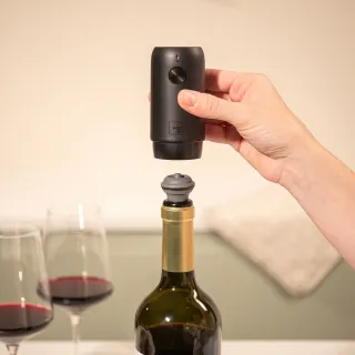 【VACU VIN】電動抽真空器+酒瓶塞2入 黑 / 電動抽真空 紅酒塞 真空瓶塞 保鮮瓶塞
