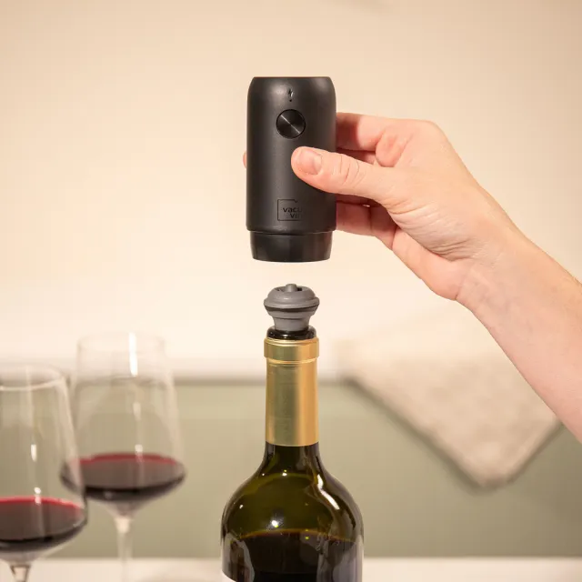 【VACU VIN】荷蘭 電動抽真空器+酒瓶塞2入 黑 / 電動抽真空 紅酒塞 真空瓶塞 保鮮瓶塞