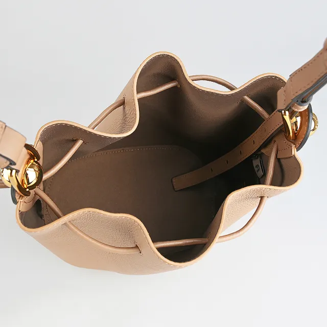 【FURLA 芙拉】FURLA SFERA 內皮革金字LOGO牛皮內襯麂皮斜背水桶包(沙漠棕/迷你)