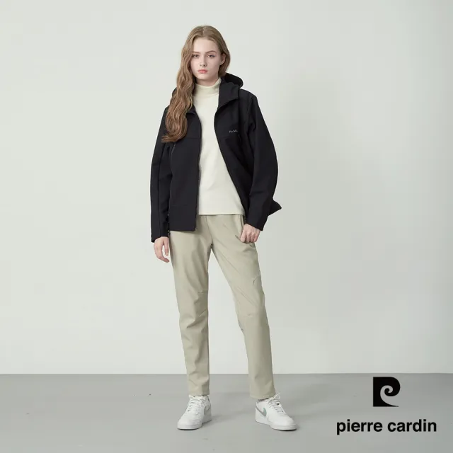 【pierre cardin 皮爾卡登】網路獨家 男女同款 防潑水連帽機能軟殼外套-黑色(7255792-99)