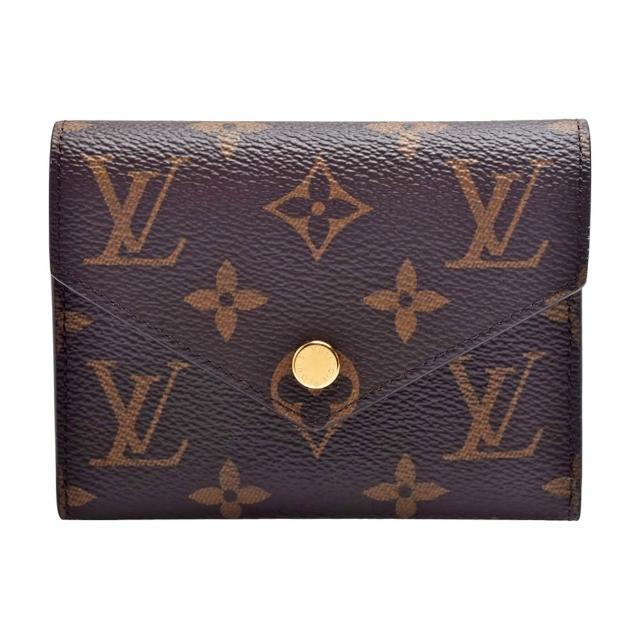 LV LOUIS VUITTON 路易威登 M62360 Victorine 系列經典 Monogram 原花三折暗釦短夾，採用高質感帆布與牛皮內層打造，卡其色系與咖啡色系選擇多樣，適合日常搭配。原廠紙盒與防塵袋齊全，尺寸為12x9.5x2.5公分，內有9個夾層與1個內袋，為女性設計的實用與時尚兼具的手提包。