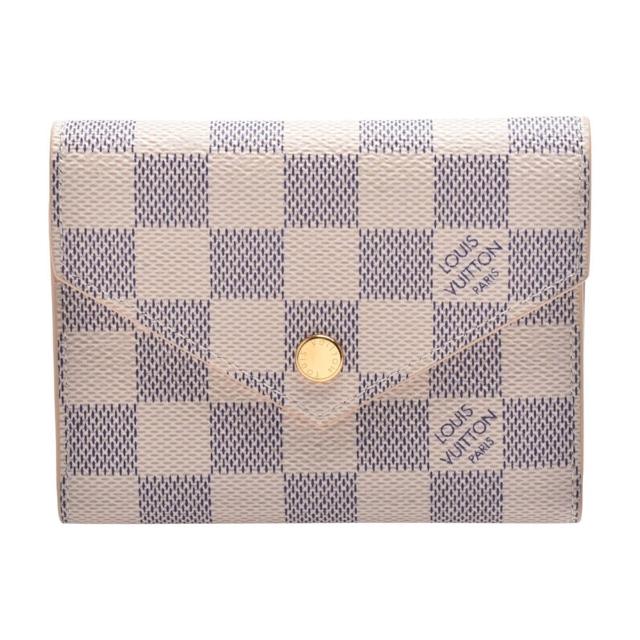 全新 LOUIS VUITTON 路易威登 N64022 Victorine 系列經典 Damier 棋盤格帆布三折暗釦短夾，採用高品質帆布與牛皮內層製作，白色系與粉紅色系選擇，適合女性日常使用。配有原廠防塵套與包裝盒，來自義大利製造，歐洲來源，尺寸為12x9x2cm，內有9個夾層與1個內袋，實用且時尚。