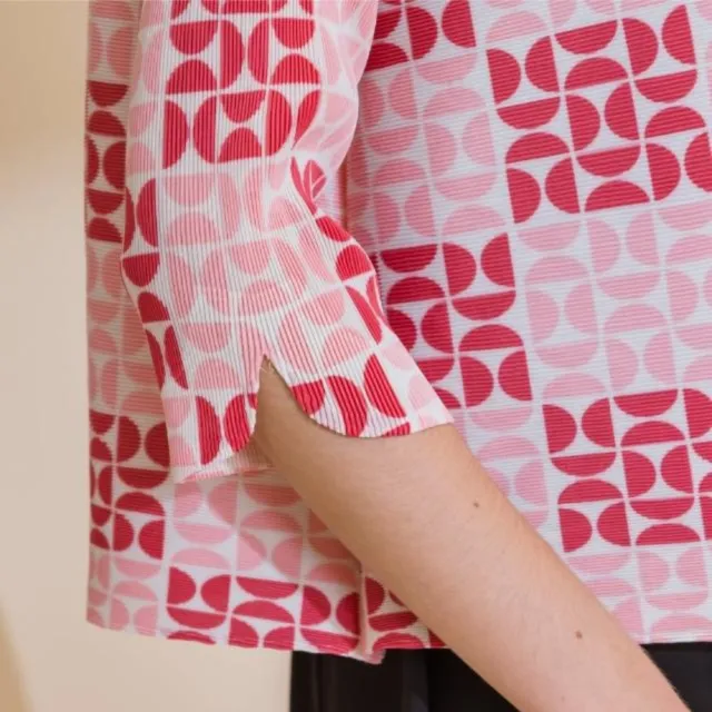 【YUTZUYA 優姿雅】青春蜜桃色窗花圖騰寬版壓褶外套(三宅風/高彈壓褶/七分袖/襯衫上衣/印花/開襟圓釦)