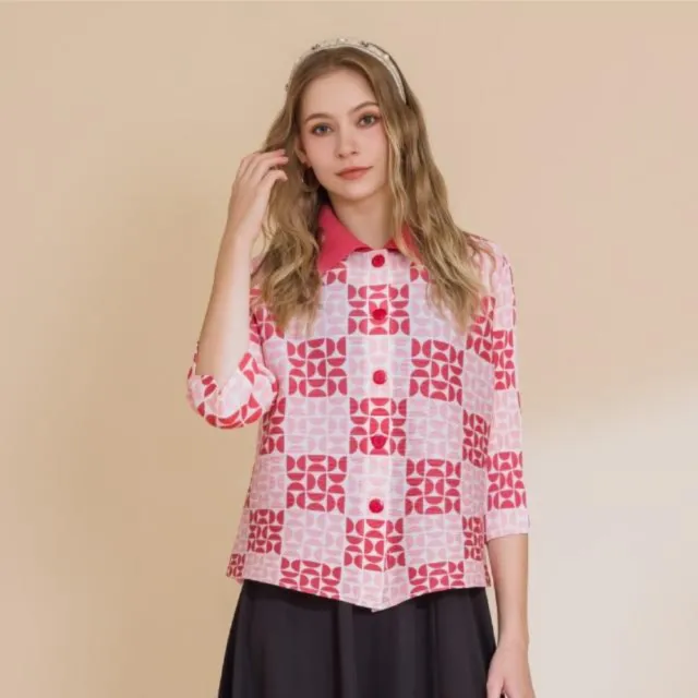 【YUTZUYA 優姿雅】青春蜜桃色窗花圖騰寬版壓褶外套(三宅風/高彈壓褶/七分袖/襯衫上衣/印花/開襟圓釦)