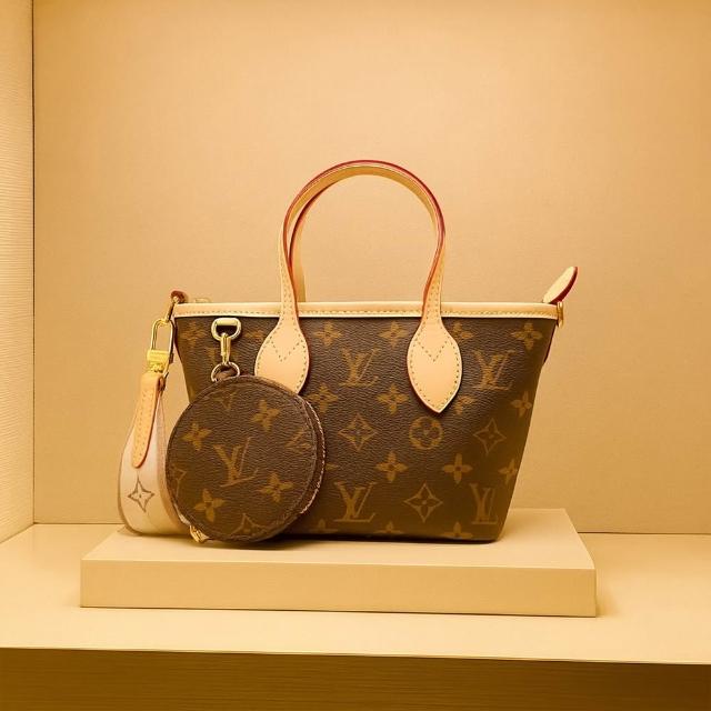 LV LOUIS VUITTON 路易威登 M46705 Neverfull BB 系列經典 Monogram 帆布兩用斜揹包，採用咖啡色系設計，外層為牛皮與帆布拼接，內層為布面材質，配備原廠防塵套、背帶與零錢包。尺寸為長23cm、寬9cm、高14cm，提把高度8.5cm，背帶垂至包身約89cm，適合女性日常使用，拉鍊式開口，無內部與外部夾層，無底珠，不適合放置A4檔案。來自西班牙製造，為歐洲原裝進口商品。