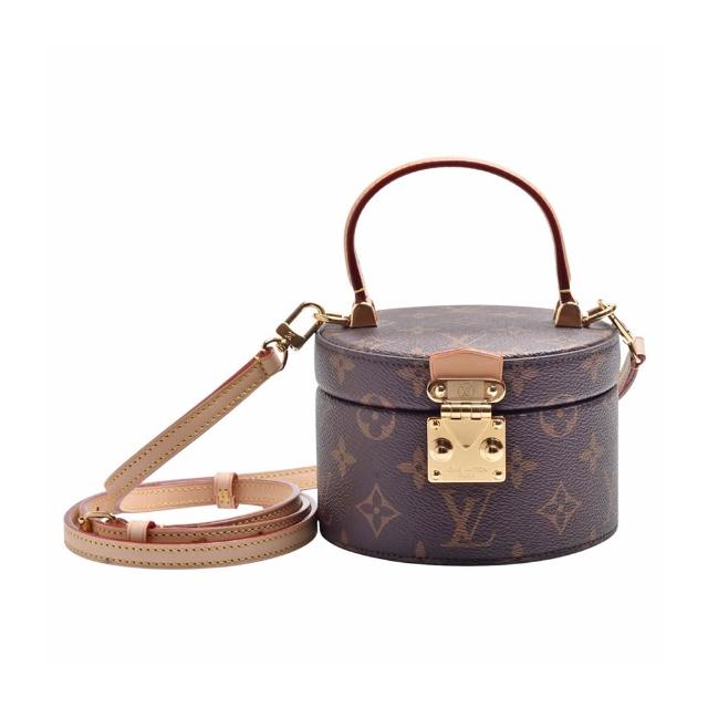 高階歐系精品品牌 LOUIS VUITTON 路易威登 推出的 M46933 經典 Scott 系列 Monogram 塗層帆布圓盒手提包 / 斜揹包，採用高品質皮革與經典 Monogram 圖案設計，適合女性日常使用，展現優雅與時尚風格。