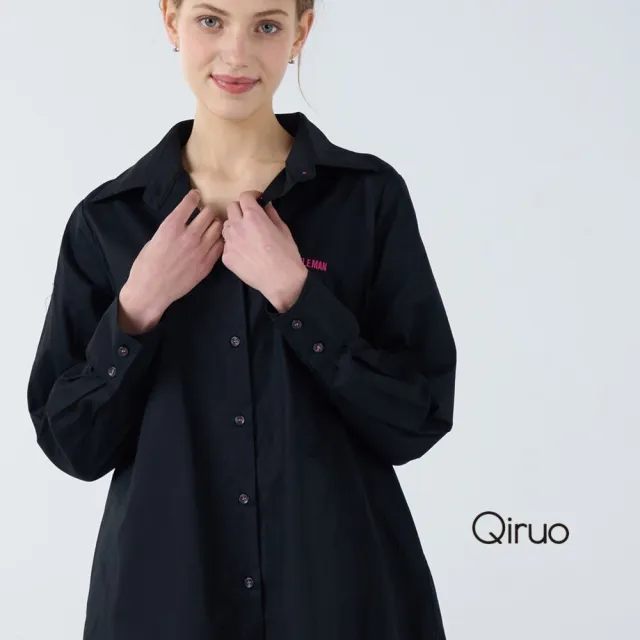 【Qiruo 奇若名品】棉質 胸口袖桃紅字母 長版長袖造型黑襯衫6238A