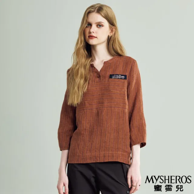 【MYSHEROS 蜜雪兒】亞麻造型上衣 條紋圓領V型缺口 俏皮貓咪貼鑽口袋(咖啡)