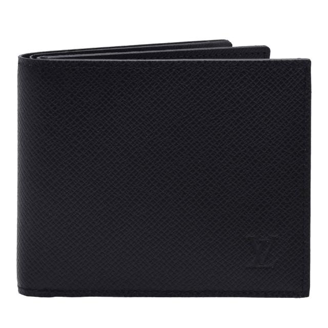 LV LOUIS VUITTON路易威登 M62045 Amerigo 系列字母烙印 Taiga 牛皮對摺短夾 LV 路易威登 M62045 Amerigo 系列字母烙印 Taiga 牛皮對摺短夾,以經典黑色皮革為基底,搭配數字與英文字母圖案,展現歐系精品風格。此款短夾設計簡約實用,適合女性日常搭配,是收藏與實用兼具的高階皮革手袋。