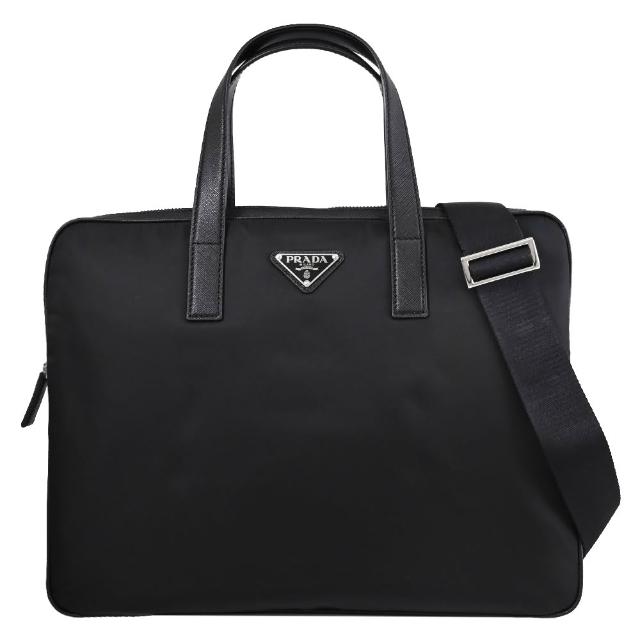 PRADA普拉達 Re-NylonSaffiano 經典三角 LOGO 尼龍兩用公事包 全新PRADA Re-Nylon Saffiano經典三角LOGO尼龍兩用公事包,黑色系設計,外層為尼龍與其他皮革組合,內層為布質材質,配備原廠防塵袋、品控卡與購證影印本。尺寸為長36cm、寬4.5cm、高28cm,提把高度12cm,背帶長度92-130cm,可放A4檔案,適合男女使用,拉鍊式開口,內有3個口袋,無底珠與外部夾層。來自義大利製造,為歐洲專櫃商品。