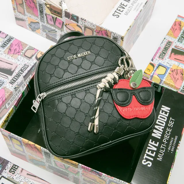 【steve madden】童趣雙吊飾/菱格紋後背包禮盒(黑色)