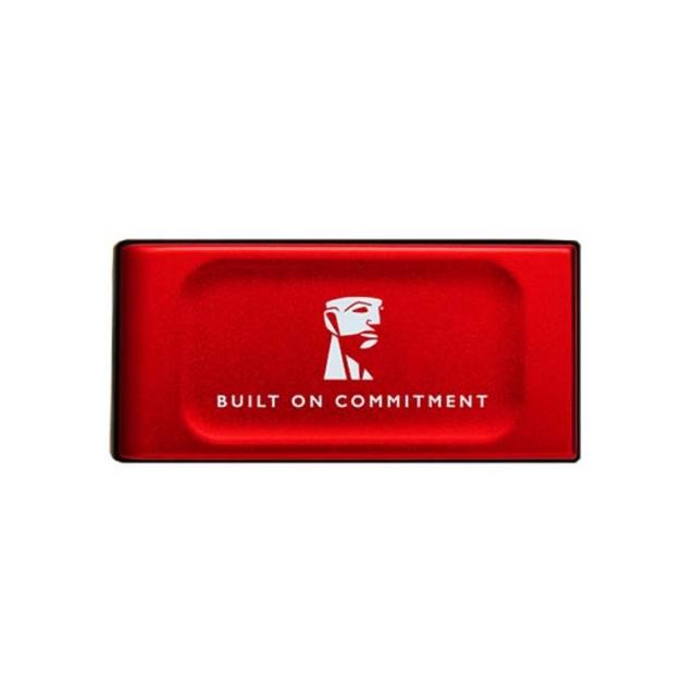  Kingston 金士頓 SXS1000 外接 SSD 提供 2TB 大容量儲存空間，採用 USB 3.2 Type-C 介面，支援通用系統，連續讀取速度高達 1,050 MB/s、寫入速度 1,000 MB/s。輕薄設計僅 13.5mm 厚、29g 輕盈，便於攜帶。NAND 記憶體顆粒確保穩定效能，附五年保固及 BSMI 許可字號 D43254，是高速資料備份與行動儲存的理想選擇。 