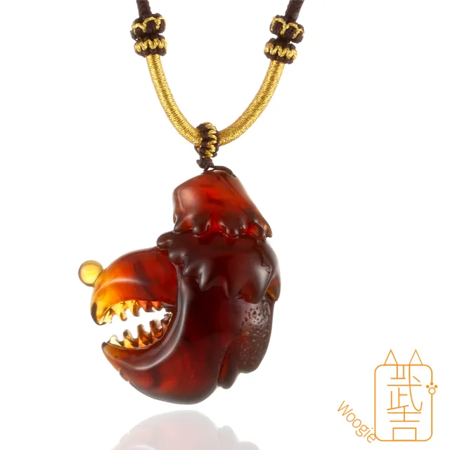 【Woogie武吉珠寶】琥珀蜜蠟精品綠意珀雕刻項鍊(手中有錢52x45mm)