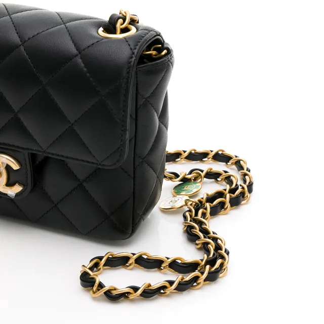 【CHANEL 香奈兒】經典菱格紋小羊皮金釦糖果色雙C墜片鏈帶翻蓋斜背包(黑色/金釦)