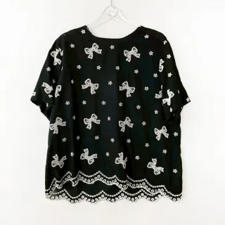 【MON’S】蝴蝶結絲棉繡花上衣