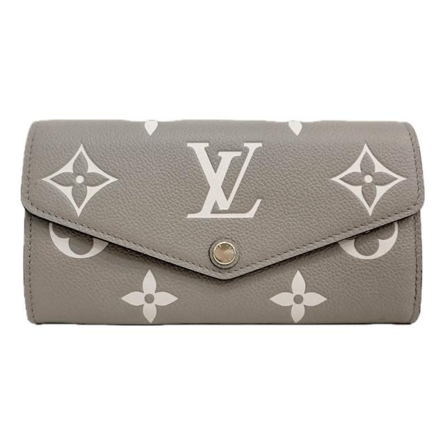 全新 LOUIS VUITTON 路易威登 M81049 SARAH 經典 Empreinte 壓花牛皮釦式長夾，灰色系設計，外層與內層均為高質感牛皮材質，配備原廠防塵袋與包裝盒，尺寸為長19cm、寬3cm、高10cm，適合女性日常使用，內部有16個夾層與1個內袋，外袋數與手機袋無，為歐洲進口商品。