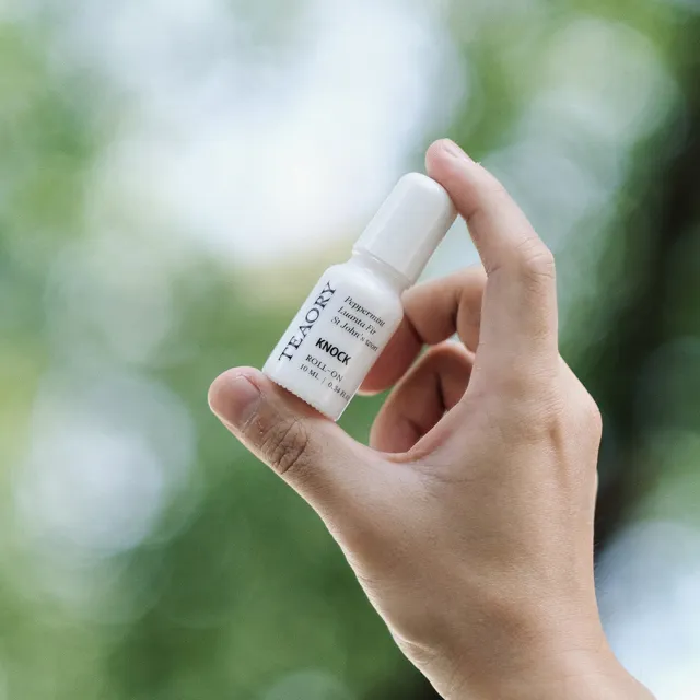 【伊聖詩】一日茶道TEAORY 滾珠菁華棒10ml(多款任選/敲敲我的頭/跑跑跑/灰色是不想說精油棒)
