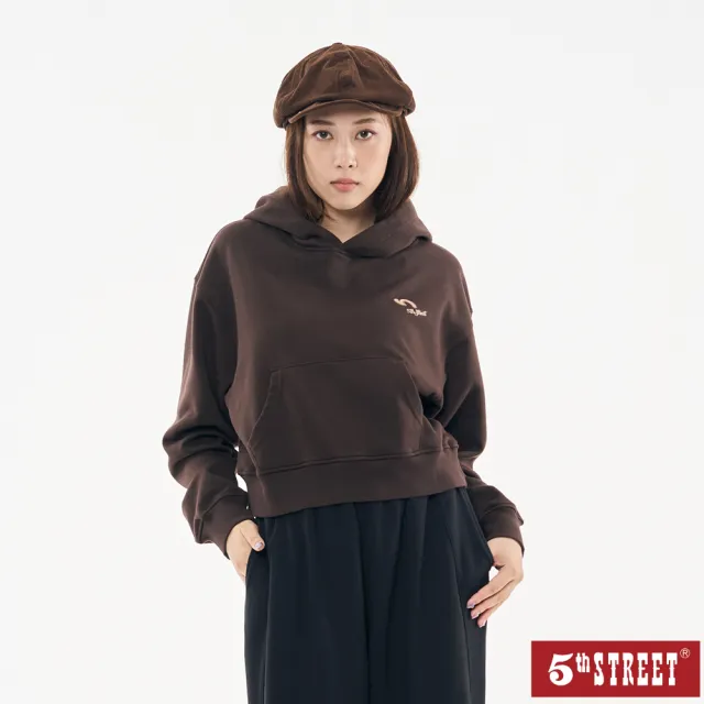 【5th STREET】雙11 女裝 長袖 logo 連帽t 短版上衣 帽t 咖啡(561000)